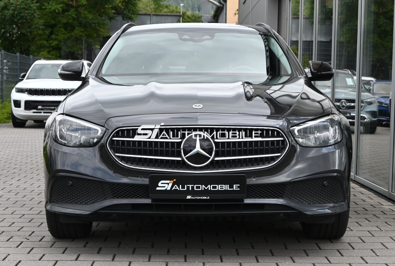 Fahrzeugabbildung Mercedes-Benz E 200 4Mat. T NIGHT °ACC°AHK°BURM°HUD°STANDHEIZ°