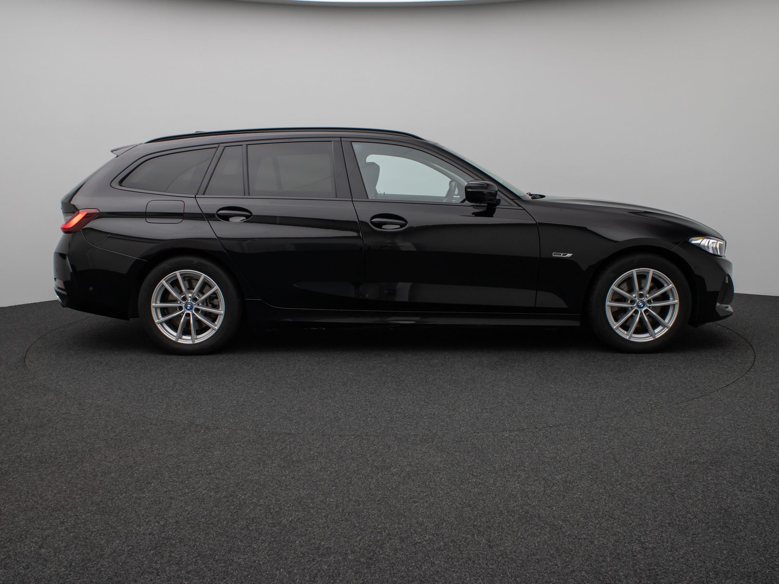 Fahrzeugabbildung BMW 320e Panoram Kamera HUD DAB HiFi Geschwindigkeit