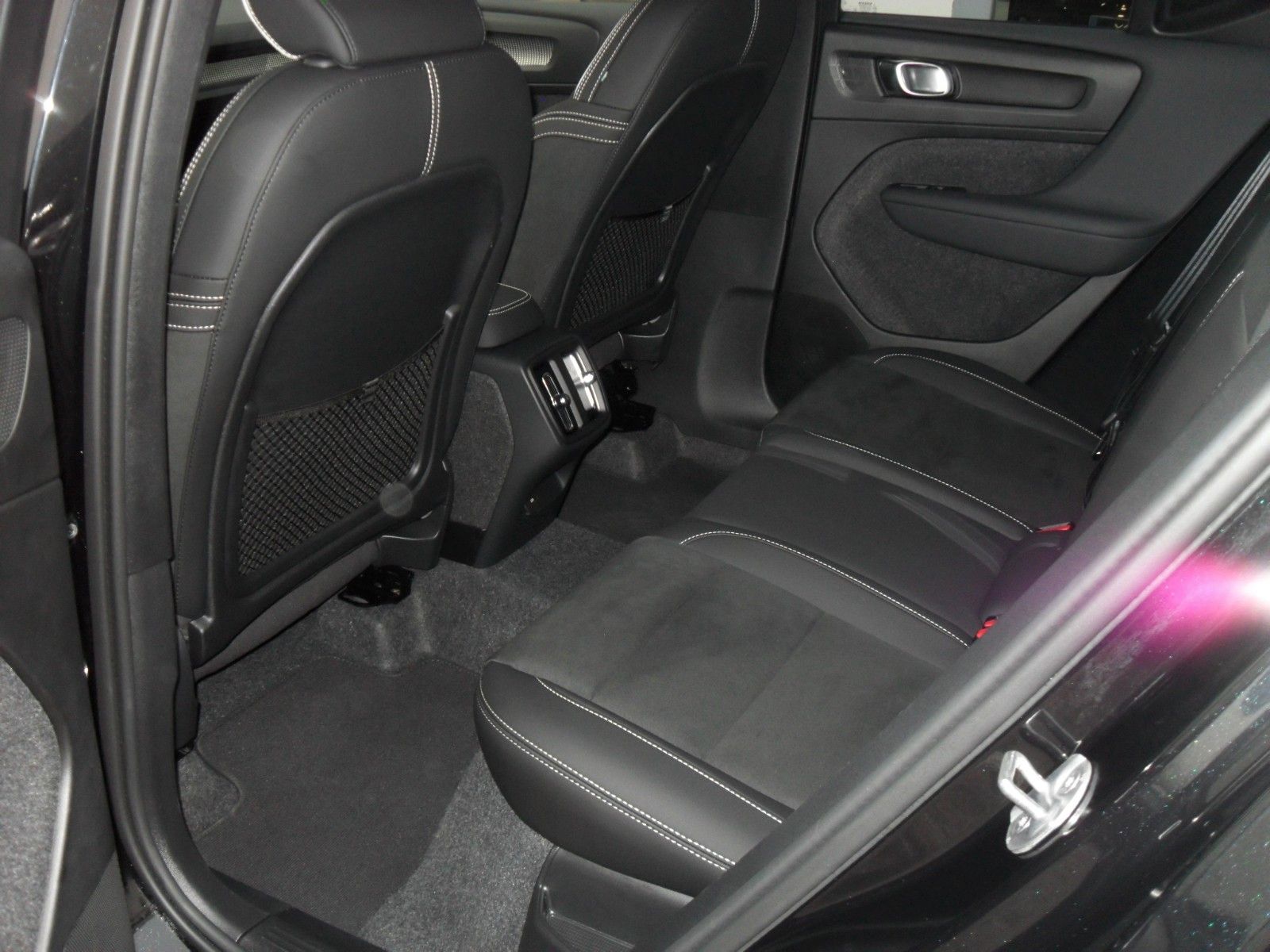 Fahrzeugabbildung Volvo XC40 B4 Plus Black Edition | 360° | Pamora.