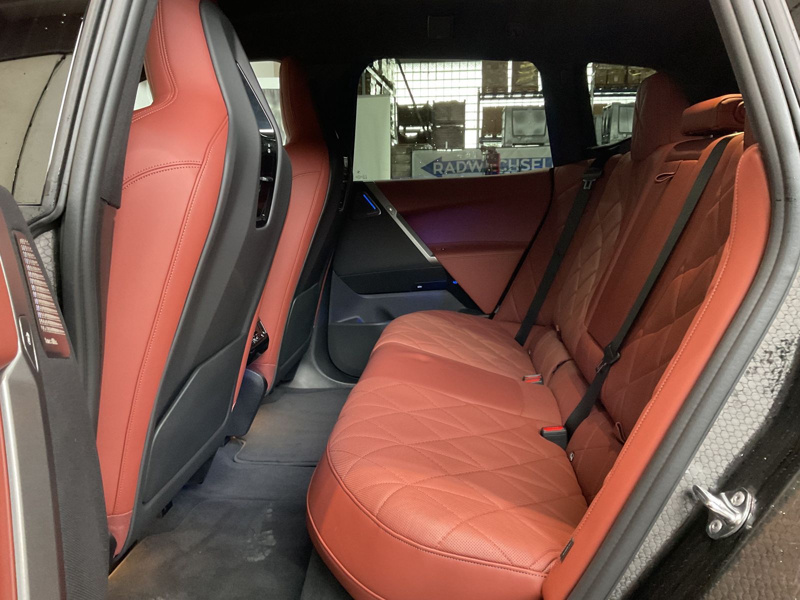 Fahrzeugabbildung BMW iX xDrive60 Sitzbelüftung vorn, Glasdach Sky Lou