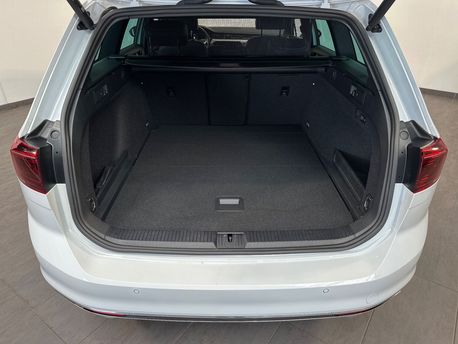 Fahrzeugabbildung Volkswagen Passat Variant 2.0 TDI DSG 4M R-Line NAV+LED+ACC