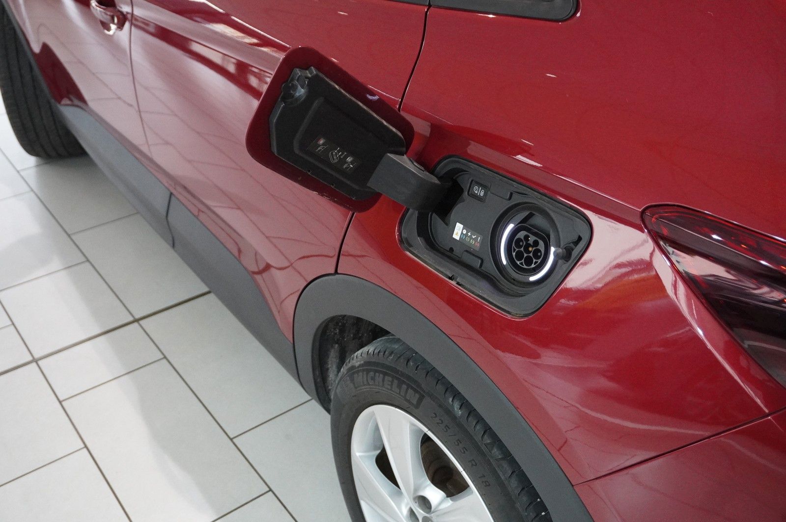 Fahrzeugabbildung Opel Grandland (X) 1.6 ELEGANCE HYBRID NAVI/SH/KAMERA