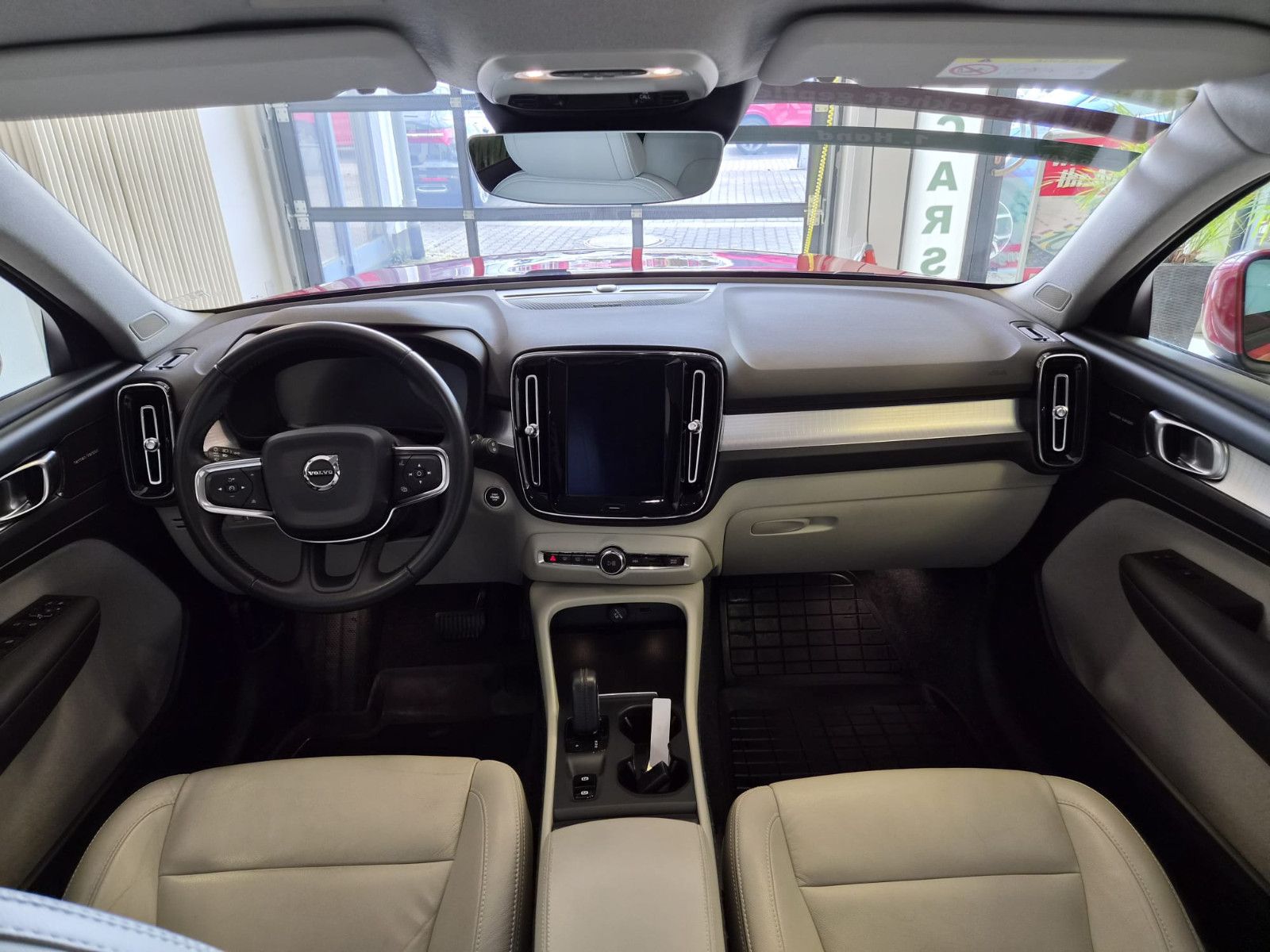 Fahrzeugabbildung Volvo XC 40Momentum AWD / H&K Sound / 1. Hand / S-HEFT