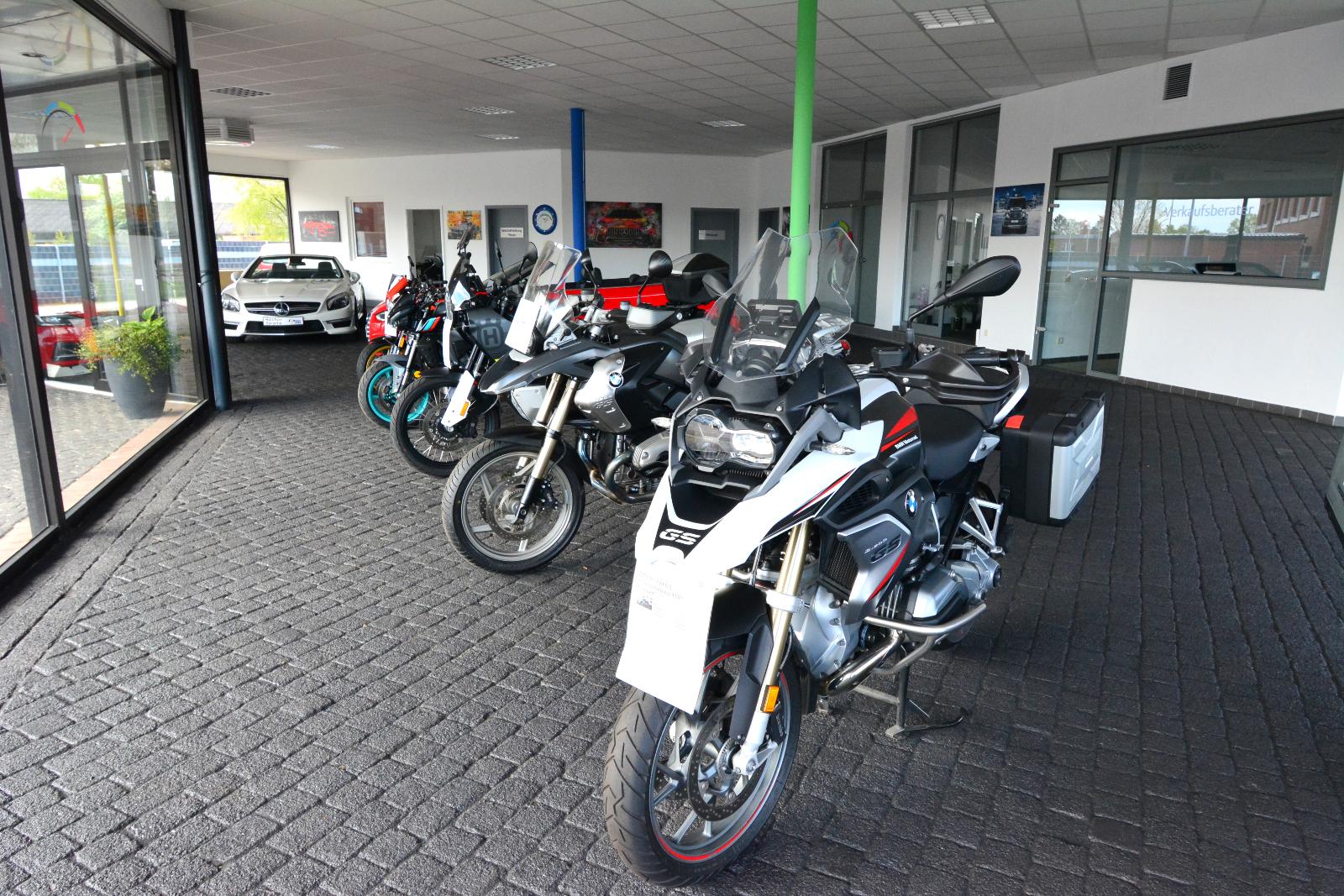 showroom-image-bottom