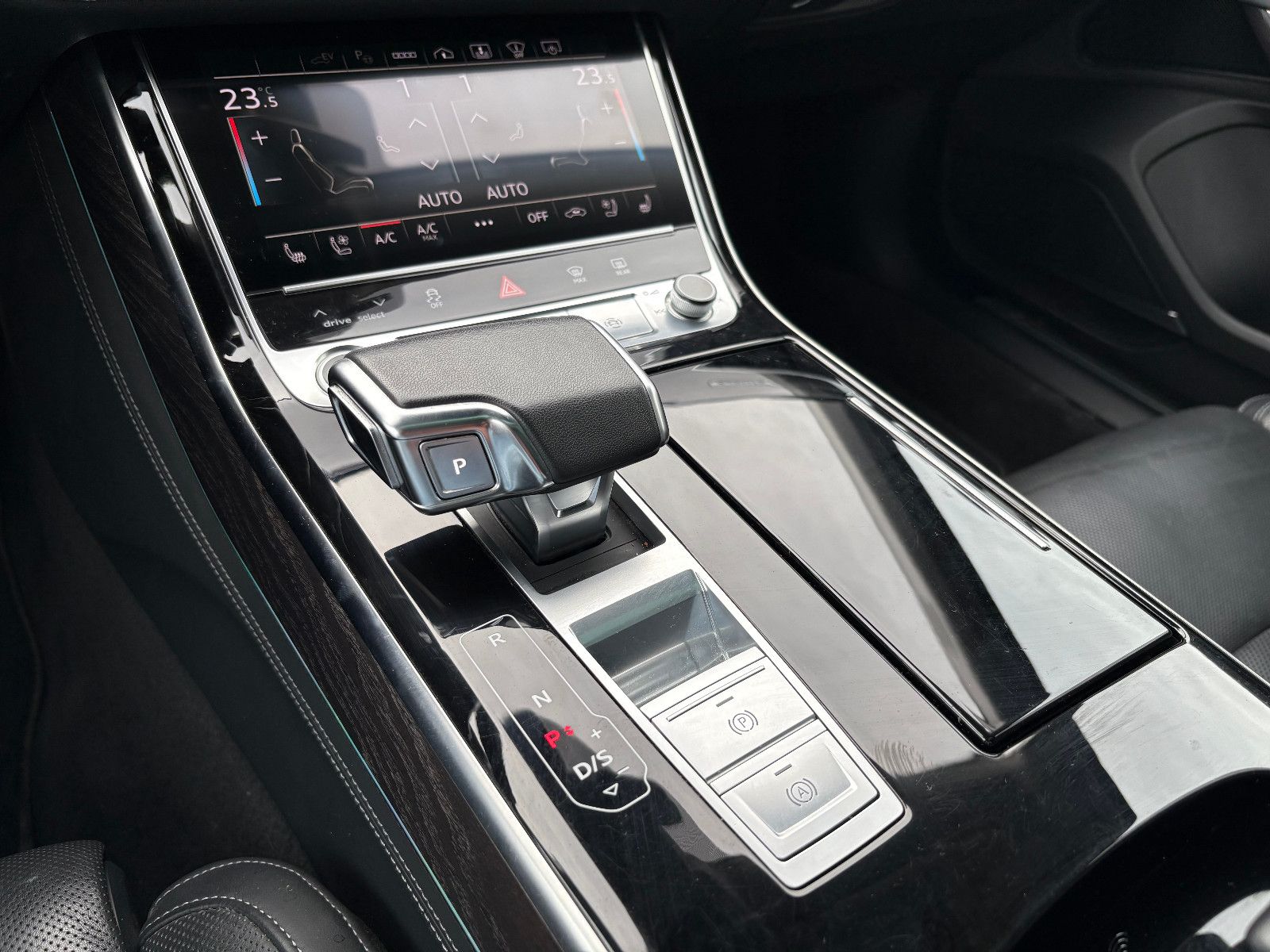 Fahrzeugabbildung Audi A8 60 TFSI e L quattro/Chauffeur-Paket/Fond-TV/