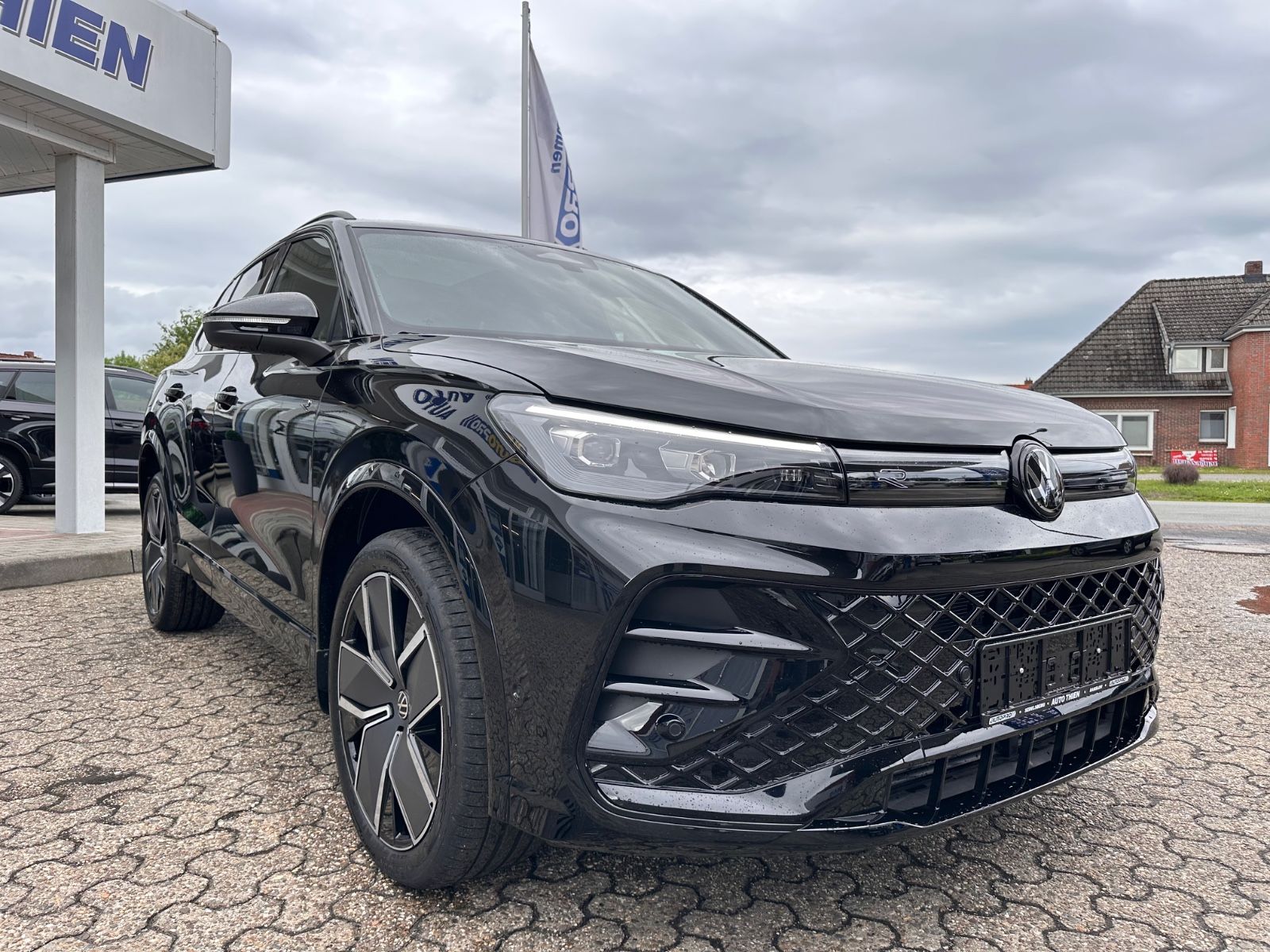 Fahrzeugabbildung Volkswagen Tiguan 2.0 TDI 4M R-Line AHK/Black/Pano/ACC/LED
