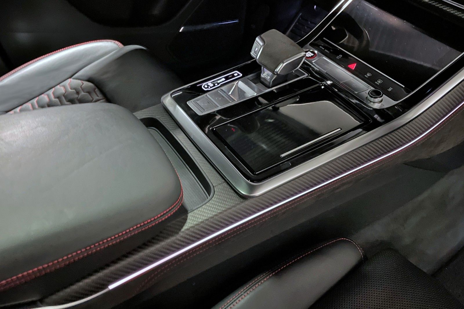 Fahrzeugabbildung Audi Audi RS Q8 4.0 mit RS-DynamikPaket-Plus 305km/h