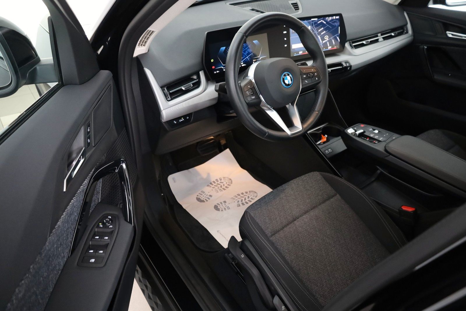 Fahrzeugabbildung BMW iX2 20 eDrive,Navi,LED,SH,Kamera,Ausparkassist