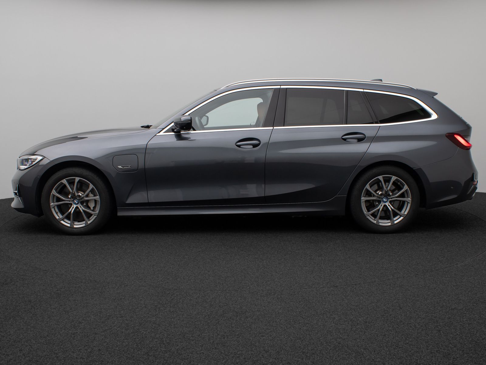 Fahrzeugabbildung BMW 330e Luxury Line 360°Laser HUD DAB HiFi Sport