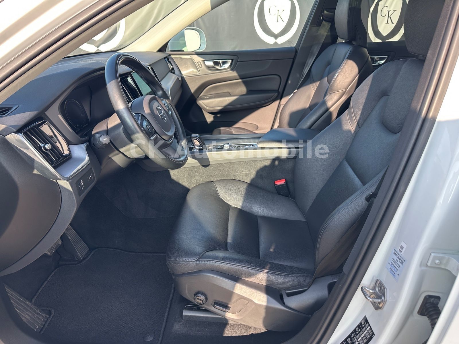 Fahrzeugabbildung Volvo XC60 B4 Momentum Pro AWD/Navi/Leder/Pano/LED/Kam