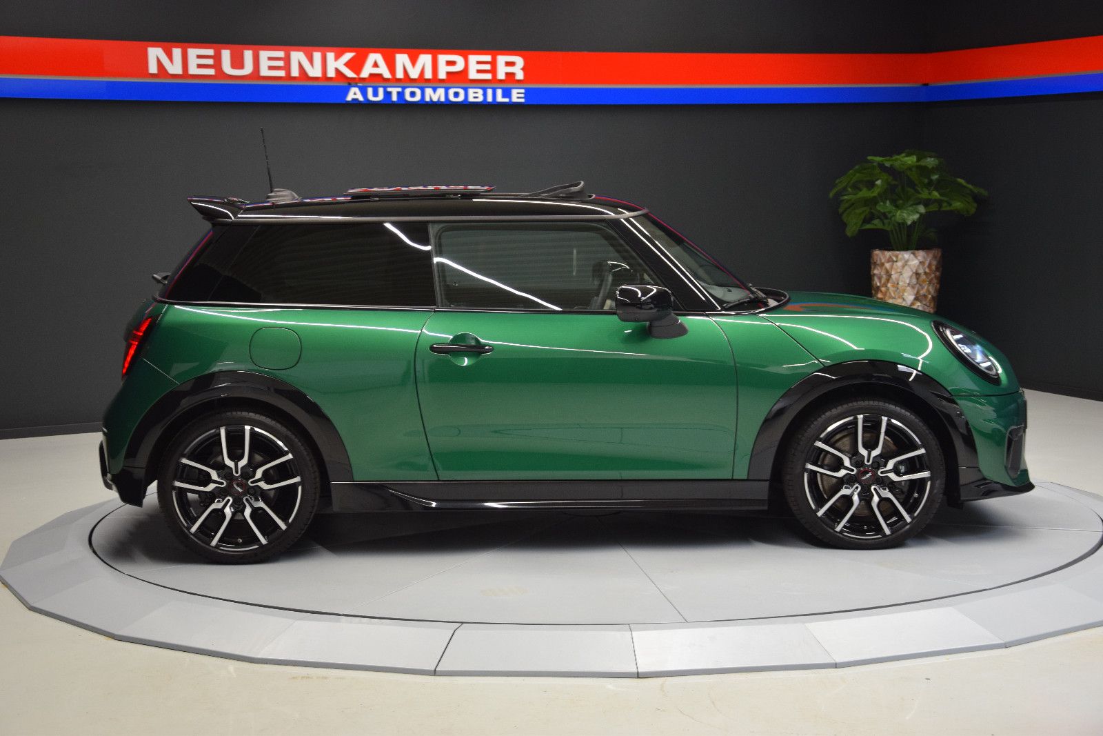 Fahrzeugabbildung MINI Cooper C JCW Trim Paket-XL Pano H&k 360° HuD
