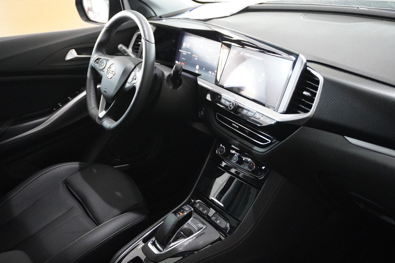 Fahrzeugabbildung Opel Grandland (X) 1.6T GSe HYBRID 4X4 NAVI/LED/SPORT