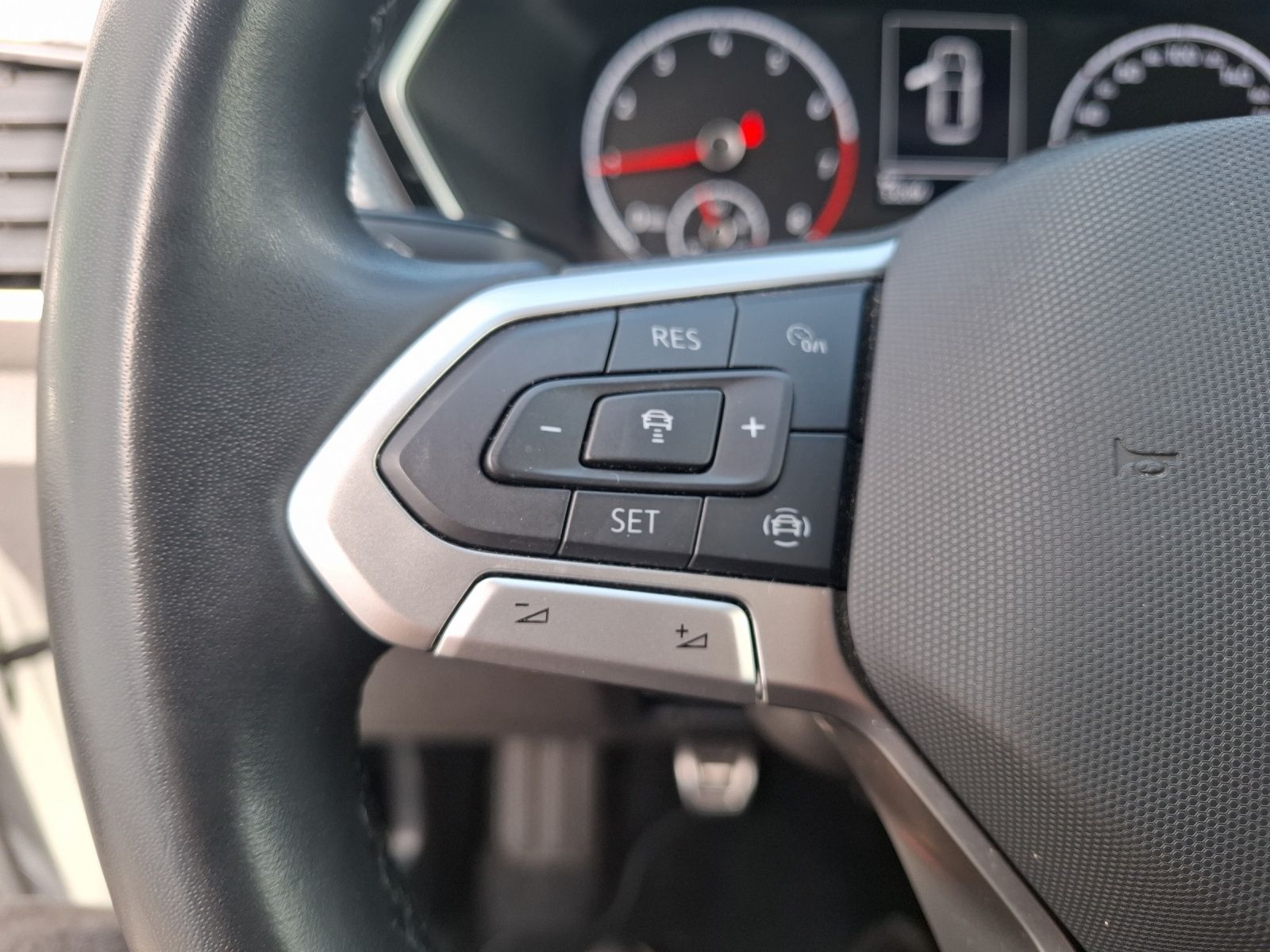 Fahrzeugabbildung Volkswagen T-Cross TSI Active Navi ACC PDC SH LM