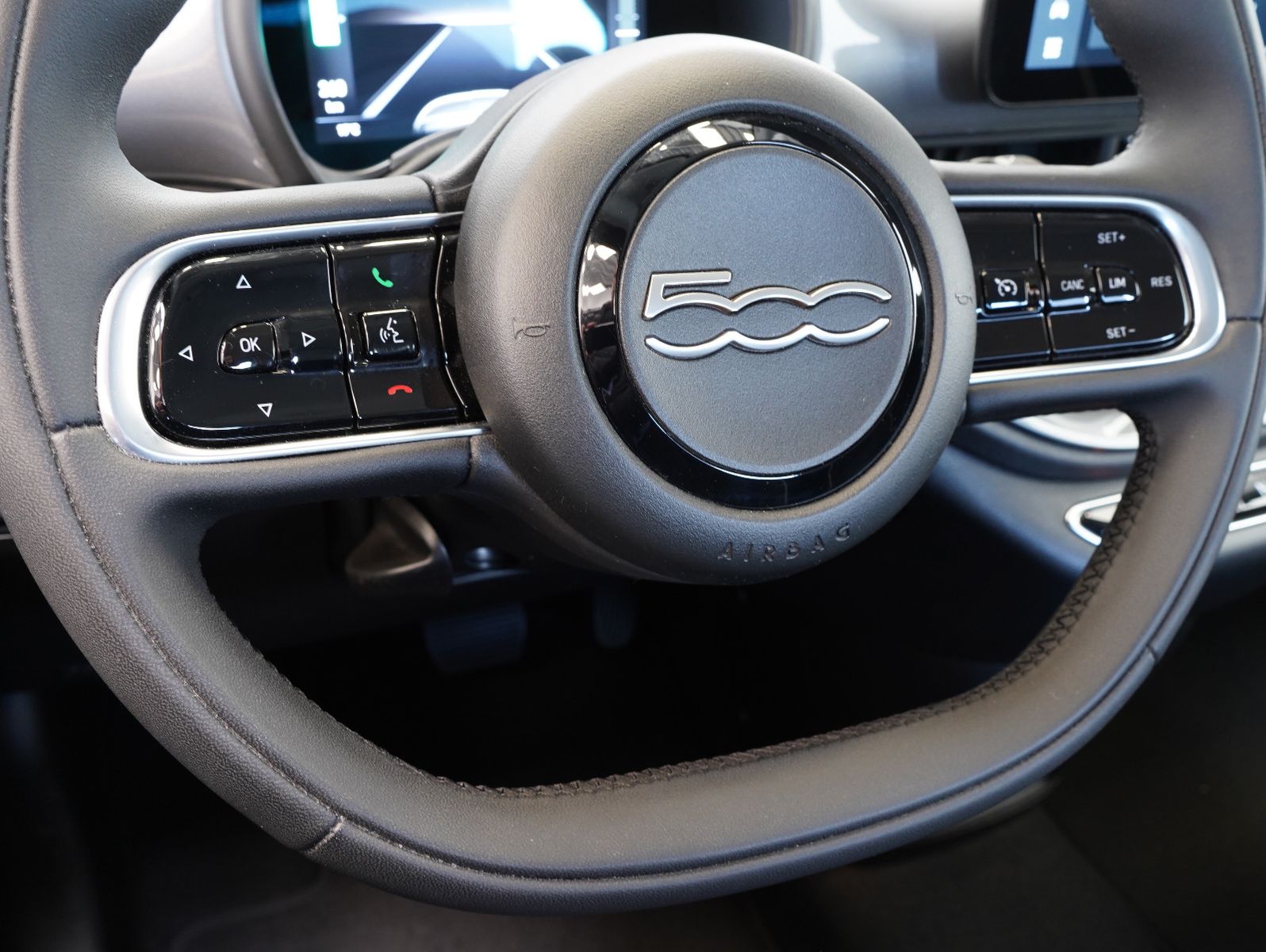 Fahrzeugabbildung Fiat 500e 87KW/42kWh/DC-LADEN/CARPLAY/DAB/SOH