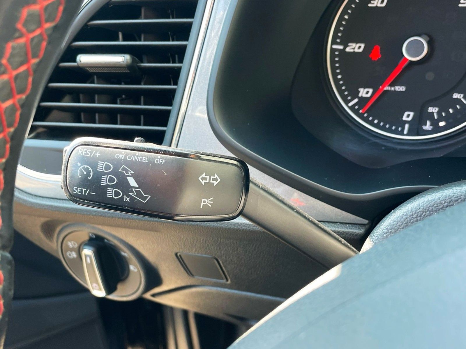 Fahrzeugabbildung SEAT Leon 2.0TDI FR DSG KLIMAAUT LEDER NAVI LED 2.Hd