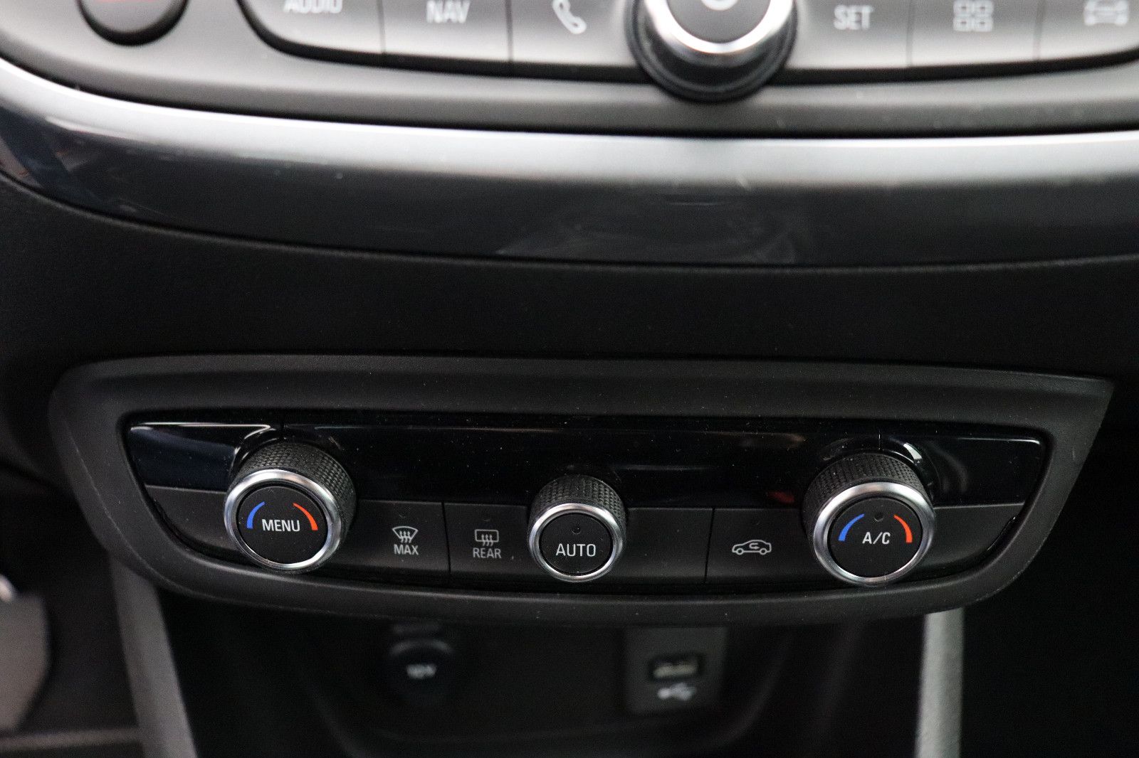 Fahrzeugabbildung Opel Crossland 1.2 Elegance AHK/LED/DAB/AppleCP/RK