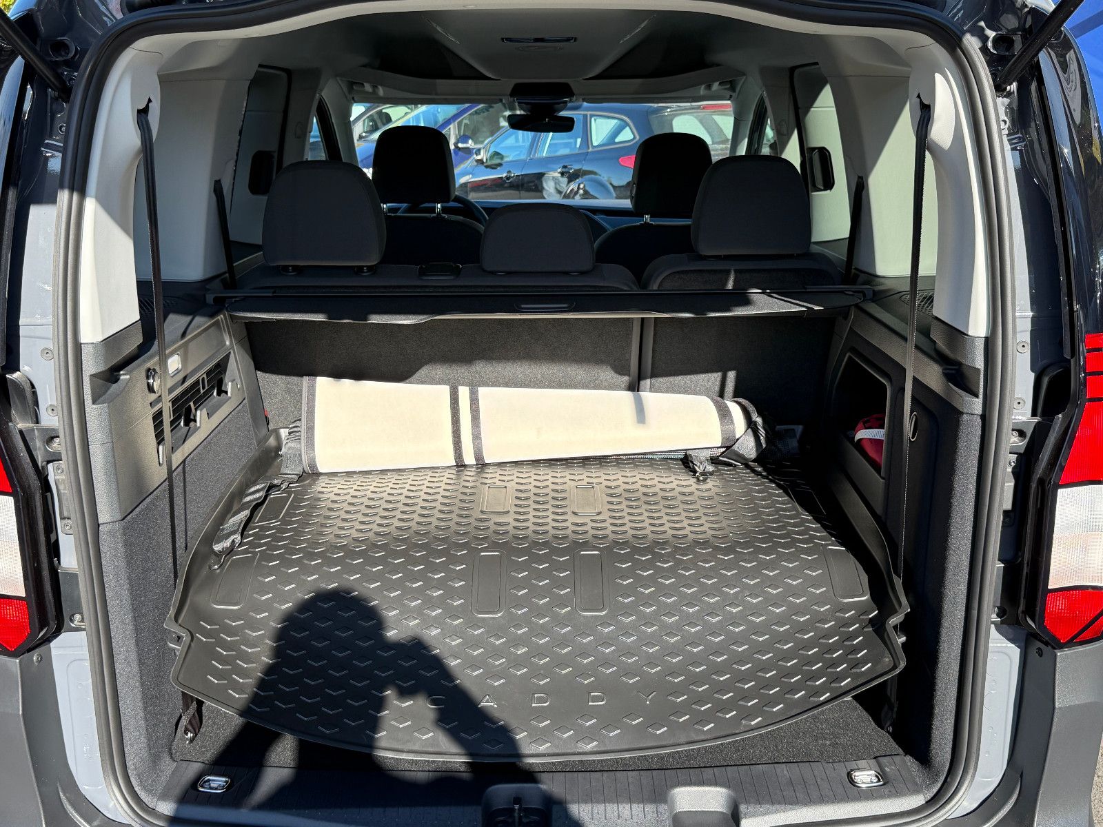 Fahrzeugabbildung Volkswagen Caddy TSI 7-Sitzer GRA AHK DAB Navi Kamera