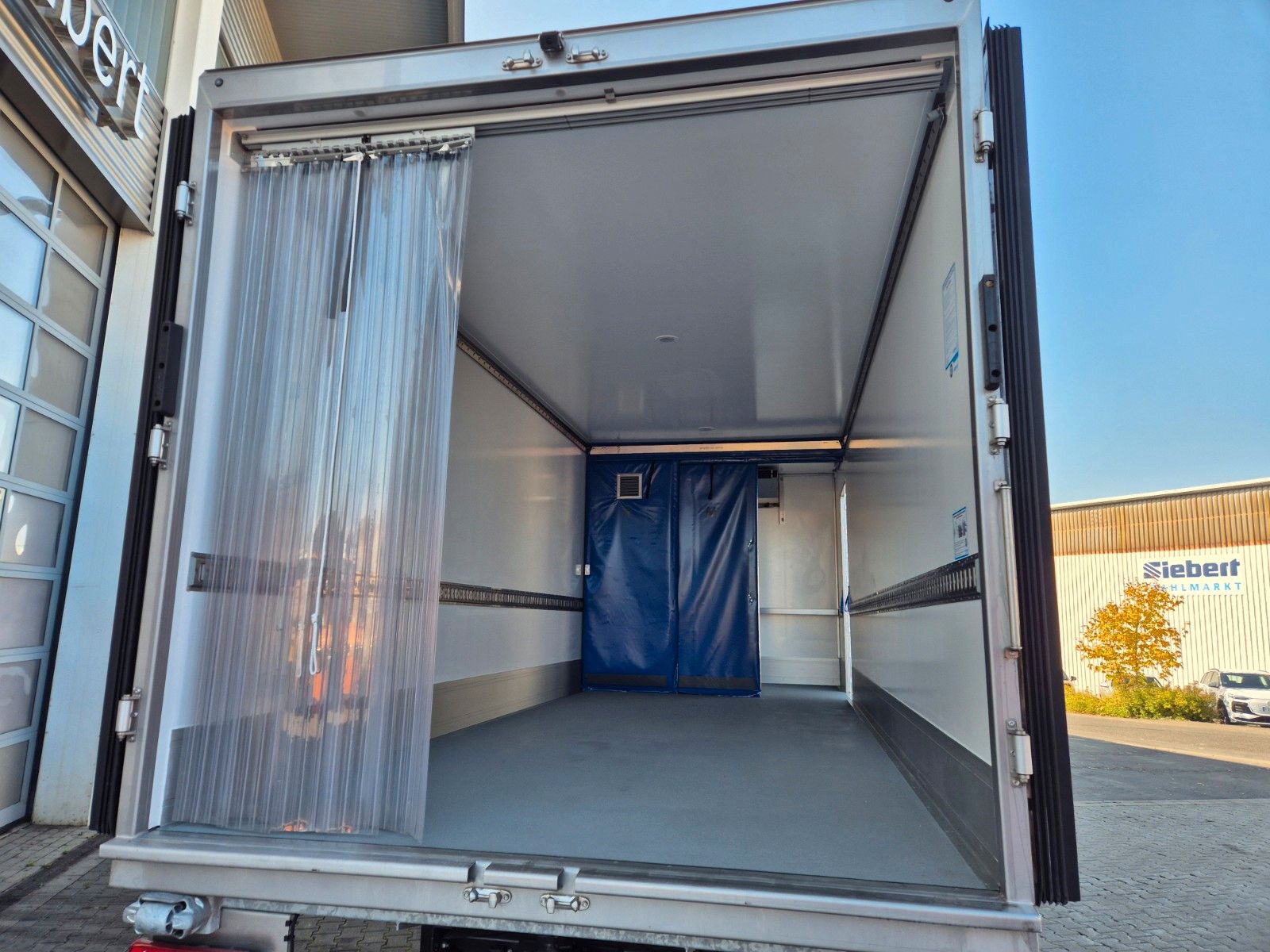 Fahrzeugabbildung Iveco Eurocargo ML160E28/P Carrier Supra 1250 LBW Tür