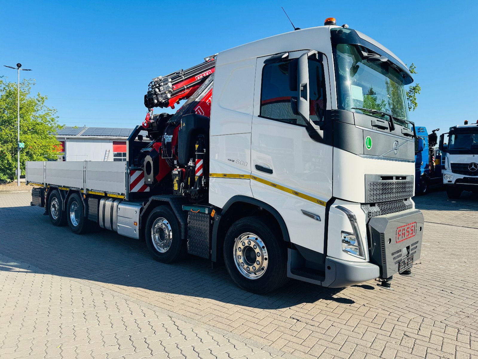 Fahrzeugabbildung Volvo FH 500 8x2 mit F710RA.2.27 L426 und V20 Winde