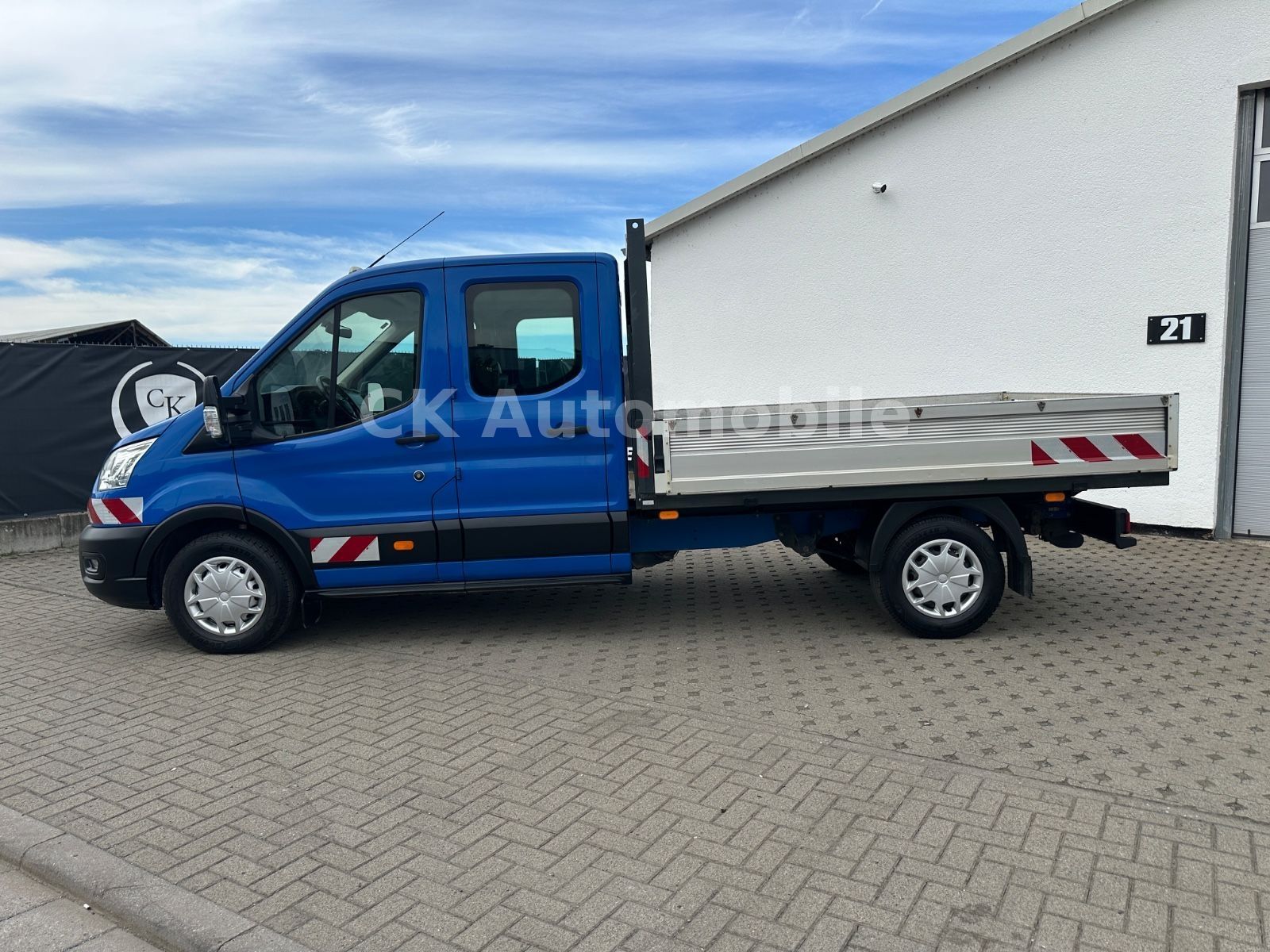 Fahrzeugabbildung Ford Transit Pritsche 350 L3 DoKa Trend/7 Sitze/AHK