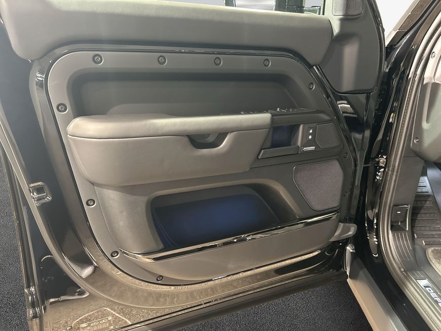 Land Rover Defender 110 P635 Octa Black foto 13