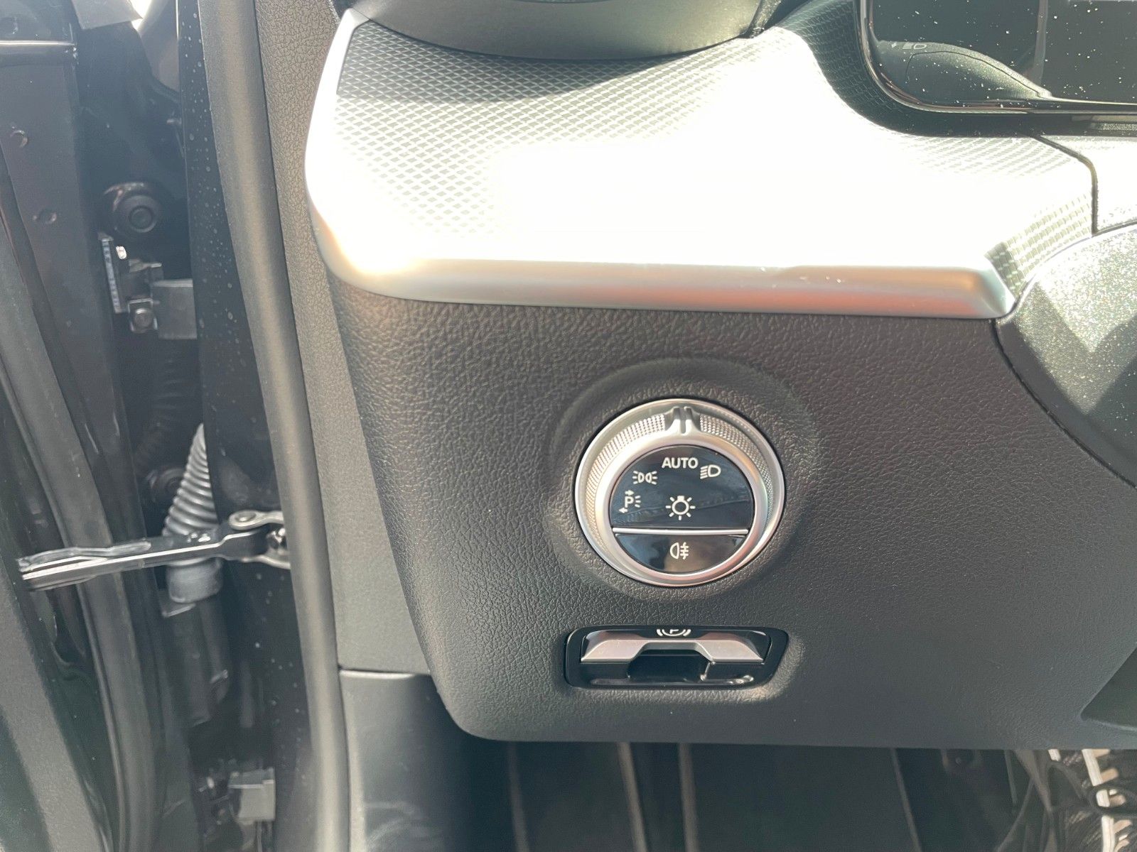 Fahrzeugabbildung Mercedes-Benz C 300 e T AVANTGARDE R-Kamera+TOTW+Carplay