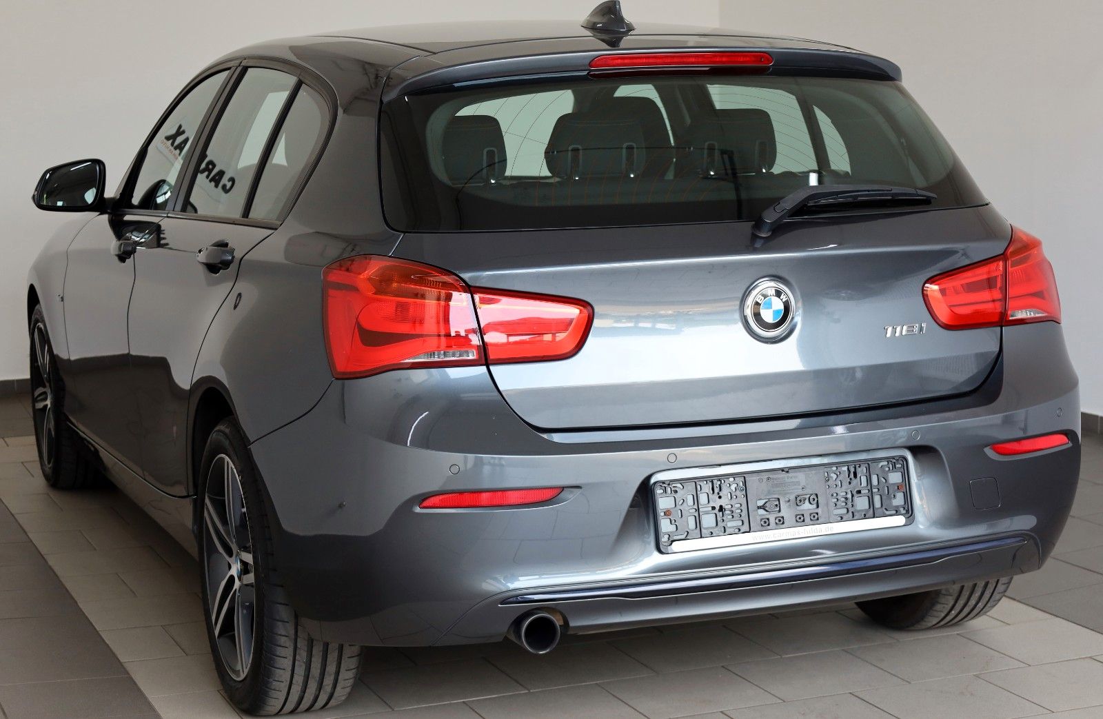 Fahrzeugabbildung BMW 118i Sport Line Lim. Navi,LED,SH,PDC,SR+WR
