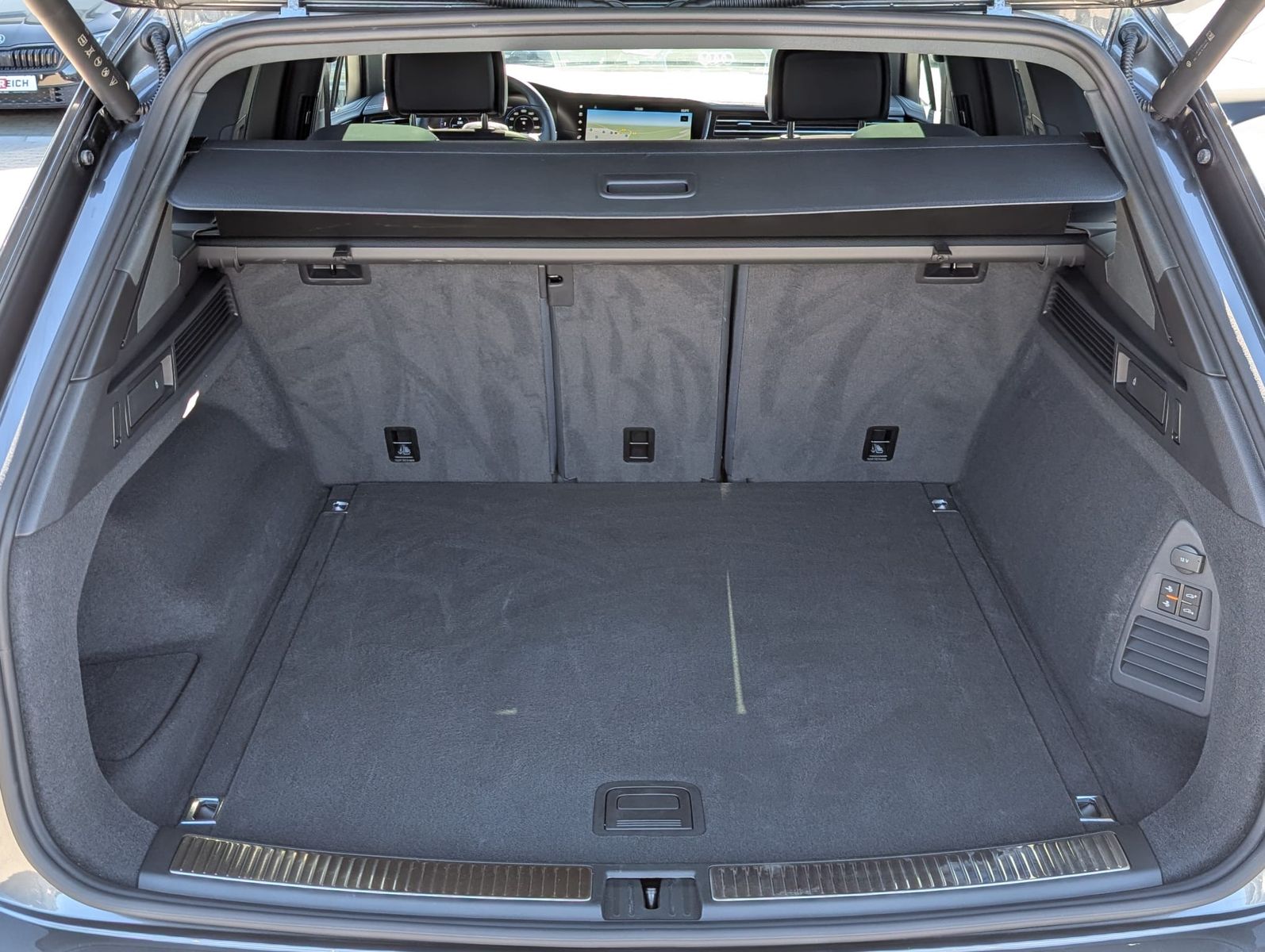 Fahrzeugabbildung Volkswagen Touareg 3.0TDI 4M R-Line VOLL Black 22" UPE 114T