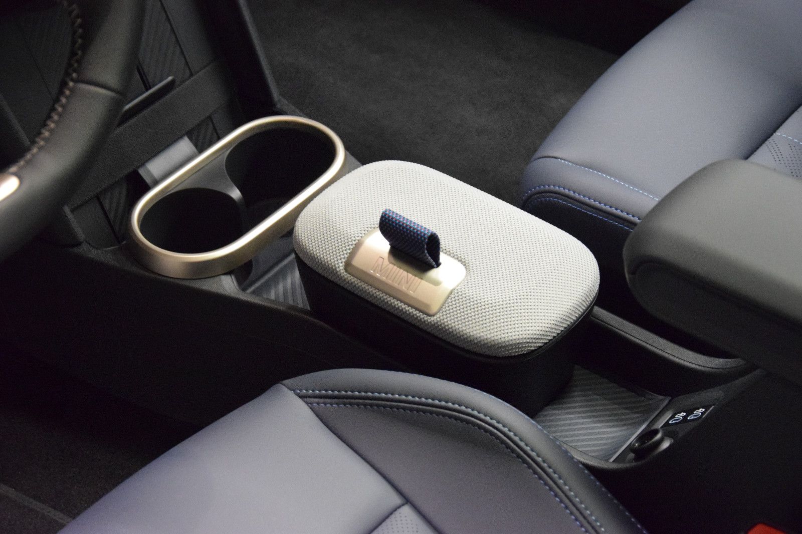 Fahrzeugabbildung MINI Cooper C Favoured Trim Paket-L Pano h/k HuD