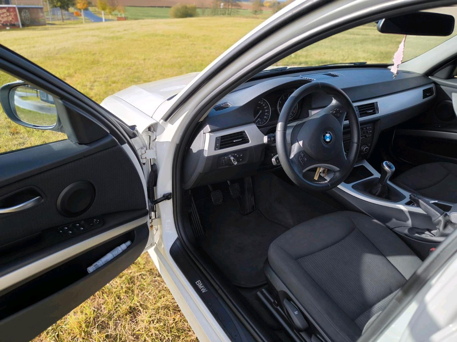 BMW 318 2011 — photo 10