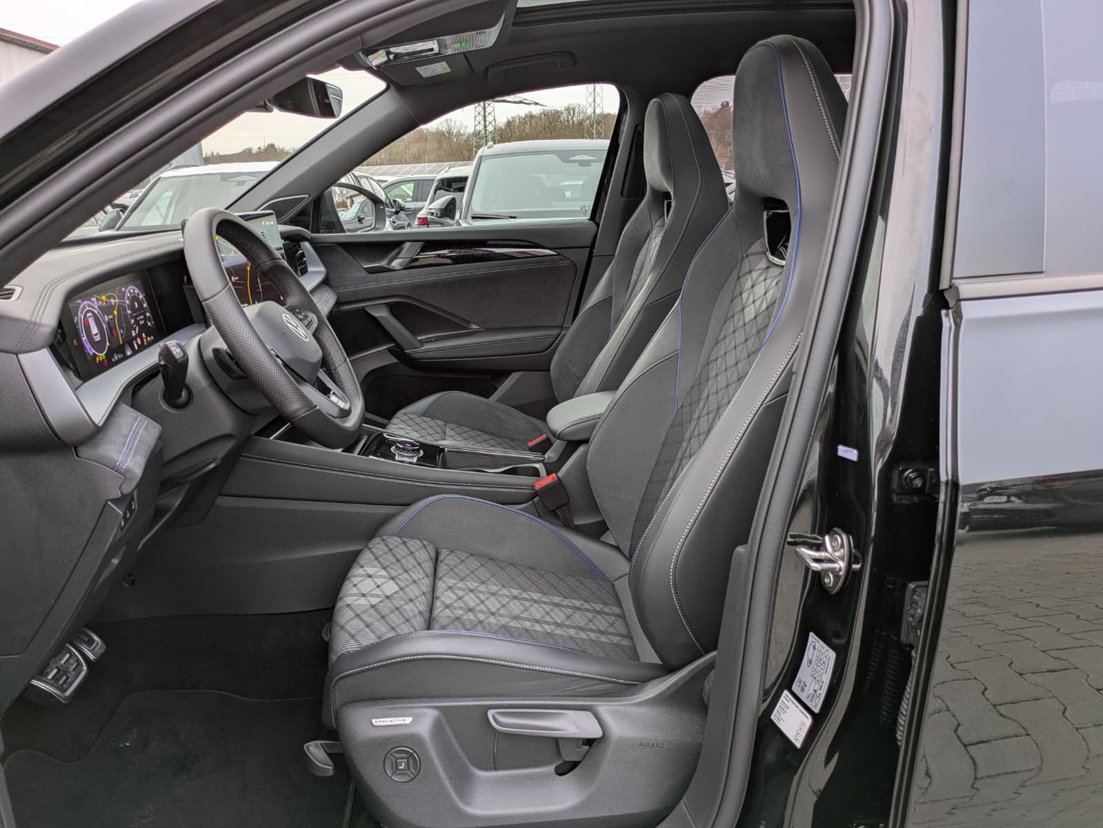 Fahrzeugabbildung Volkswagen Tayron 2.0 TDI 4M R-Line BLACK*7Si*MATRIX*PANO