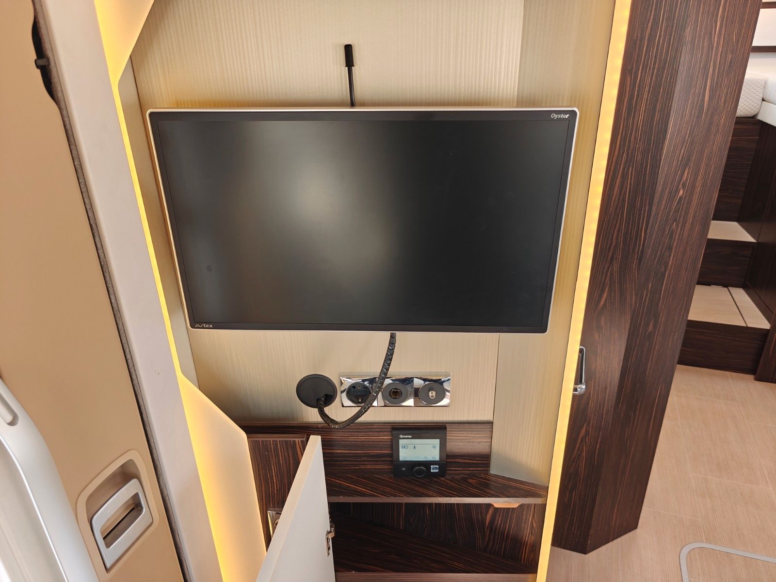 Fahrzeugabbildung Bürstner Elegance I 728 G - 150PS, SAT, TV, Navi, 2x AGM