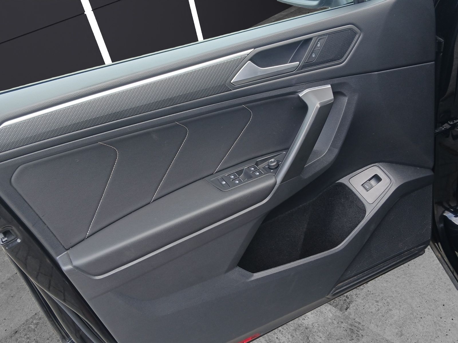 Fahrzeugabbildung Volkswagen Tiguan Allspace TSI R-Line DSG 4M Matrix AHK Nav
