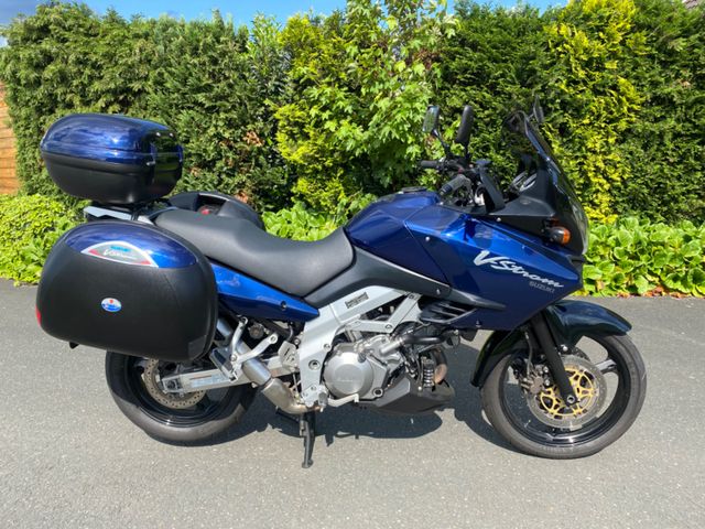 Suzuki DL 1000 V-Strom mit Koffern und Topcase