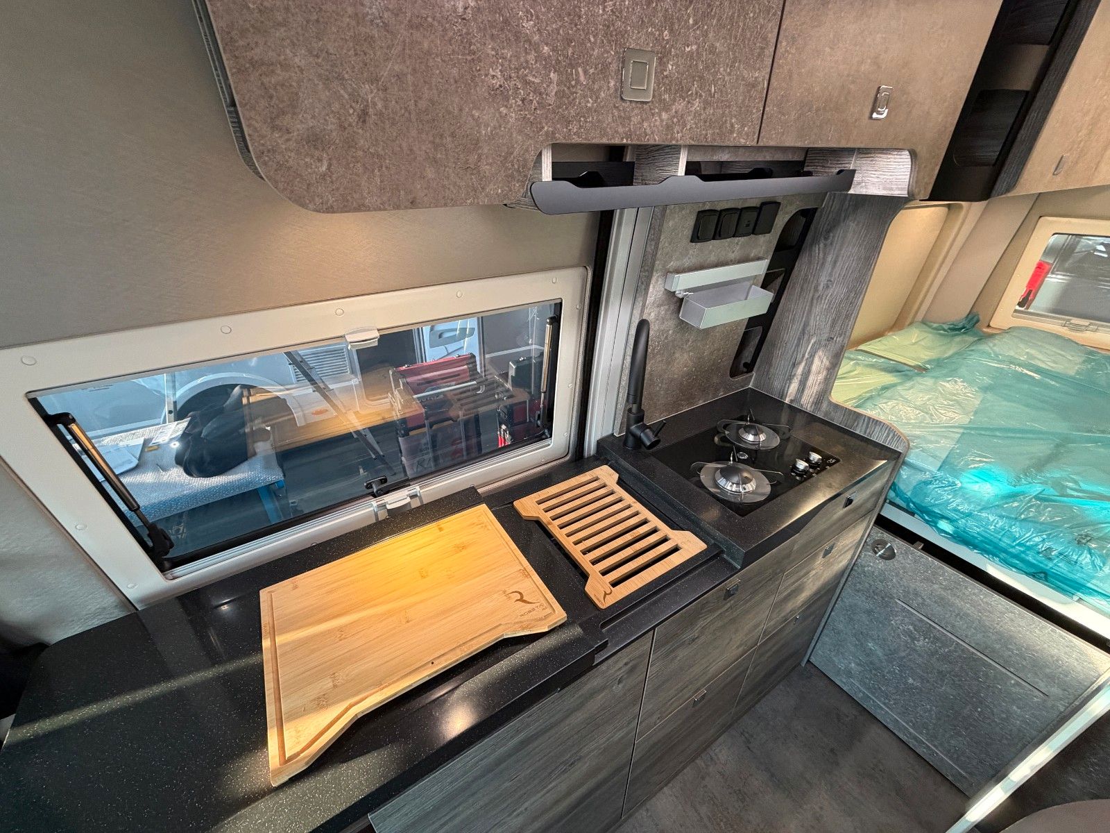 Fahrzeugabbildung Robeta Adonis - Luxus Campervan mit Aufstelldach