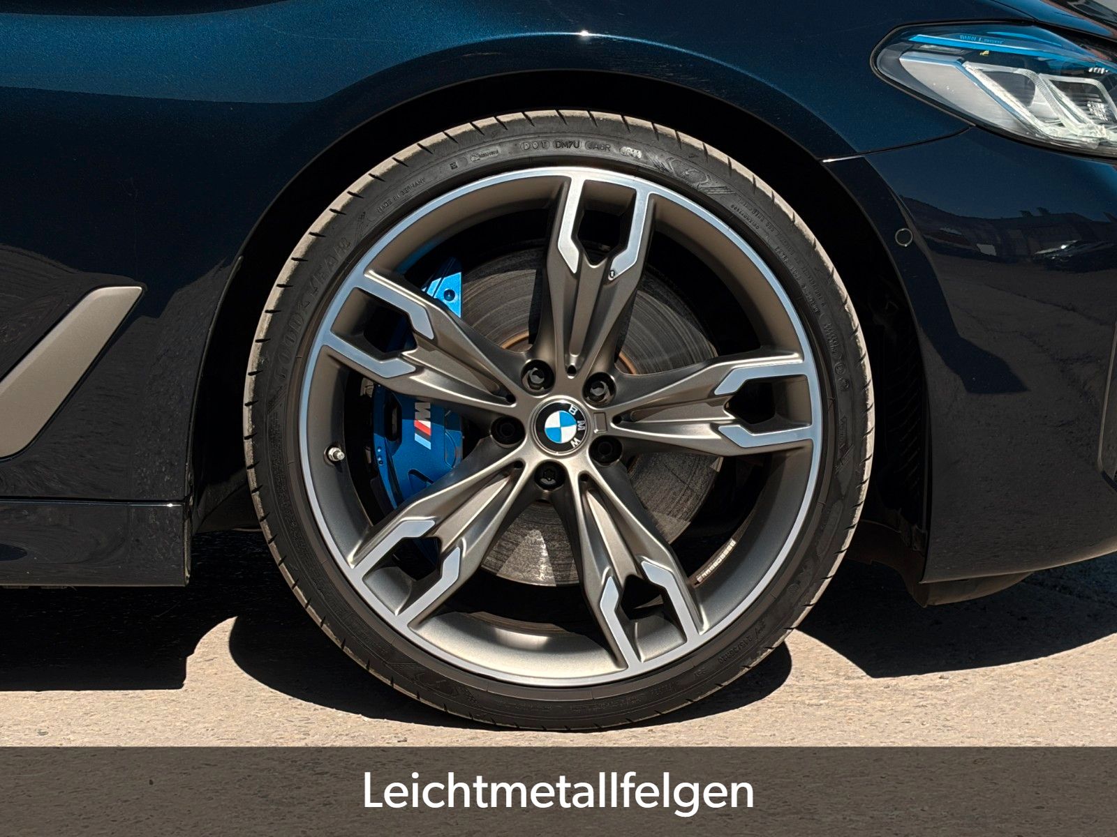 Fahrzeugabbildung BMW M550i xDr AHK SHD StHzg Nappa SBL H&K HuD DrProf