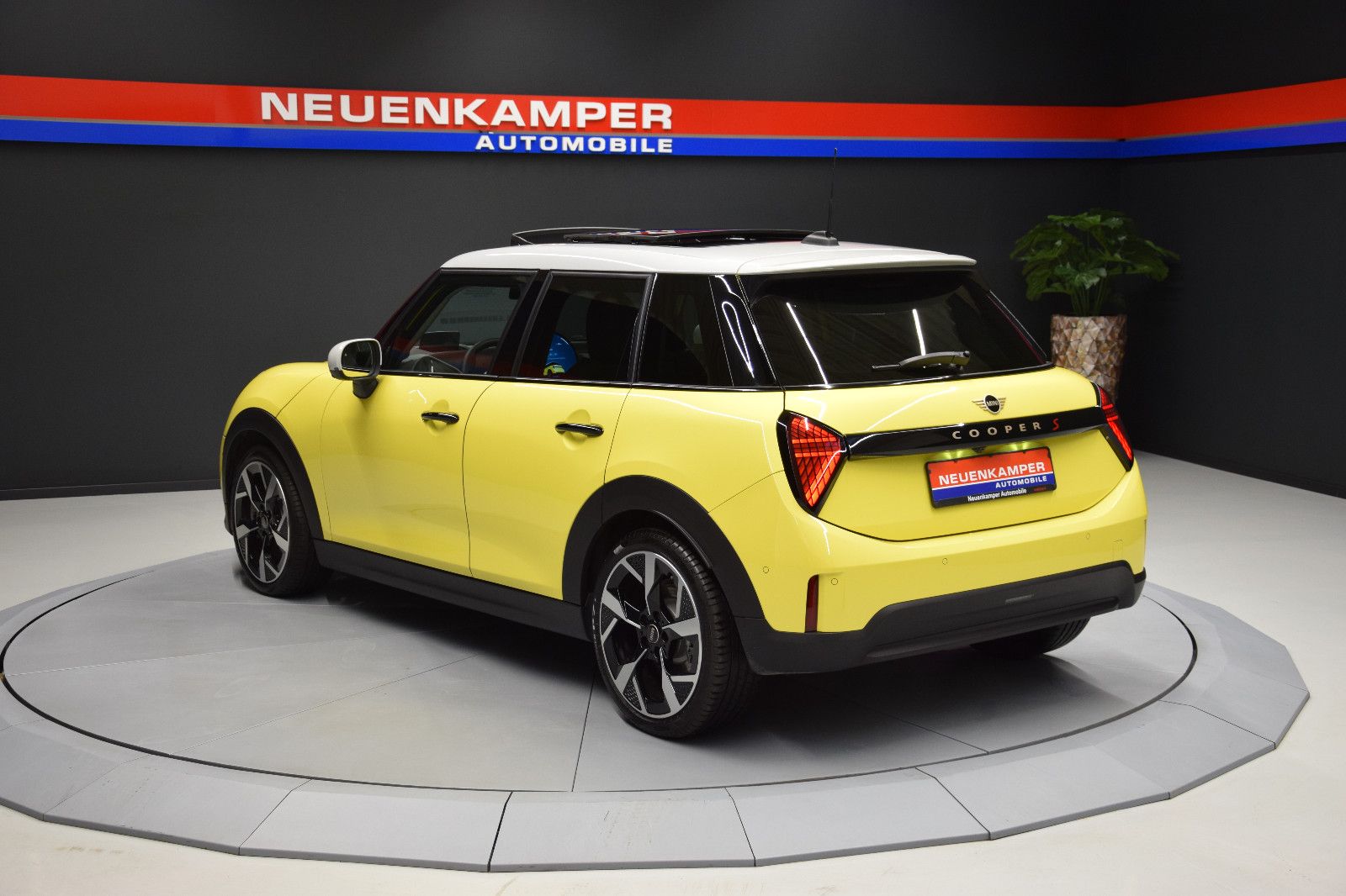 Fahrzeugabbildung MINI Cooper S Classic Trim 5-Türen Paket-L Pano h/k