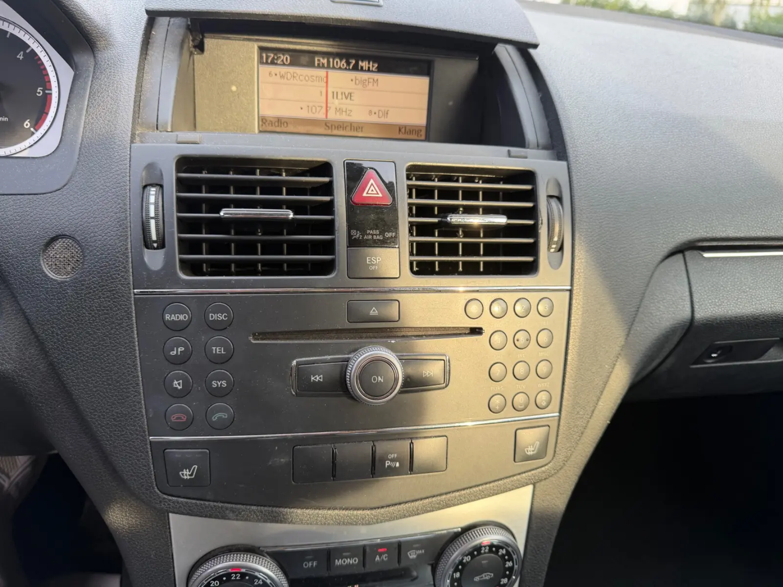 Mercedes-Benz C200 2009 — photo 14