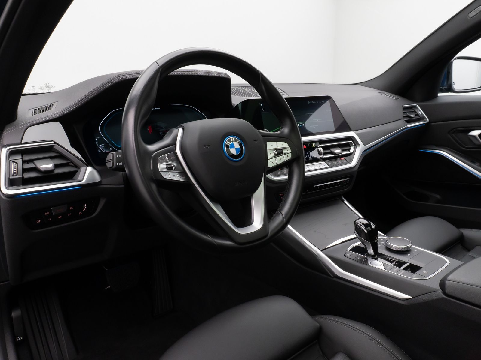 Fahrzeugabbildung BMW 330e xD Luxury Line Panorama Kamera HUD DAB AHK