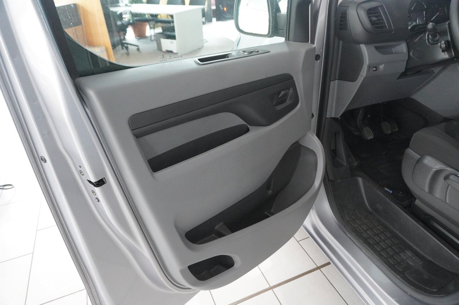 Fahrzeugabbildung Opel Vivaro C Kombi 2.0D "L" 9-SITZER NAVI/TEMP./DAB+