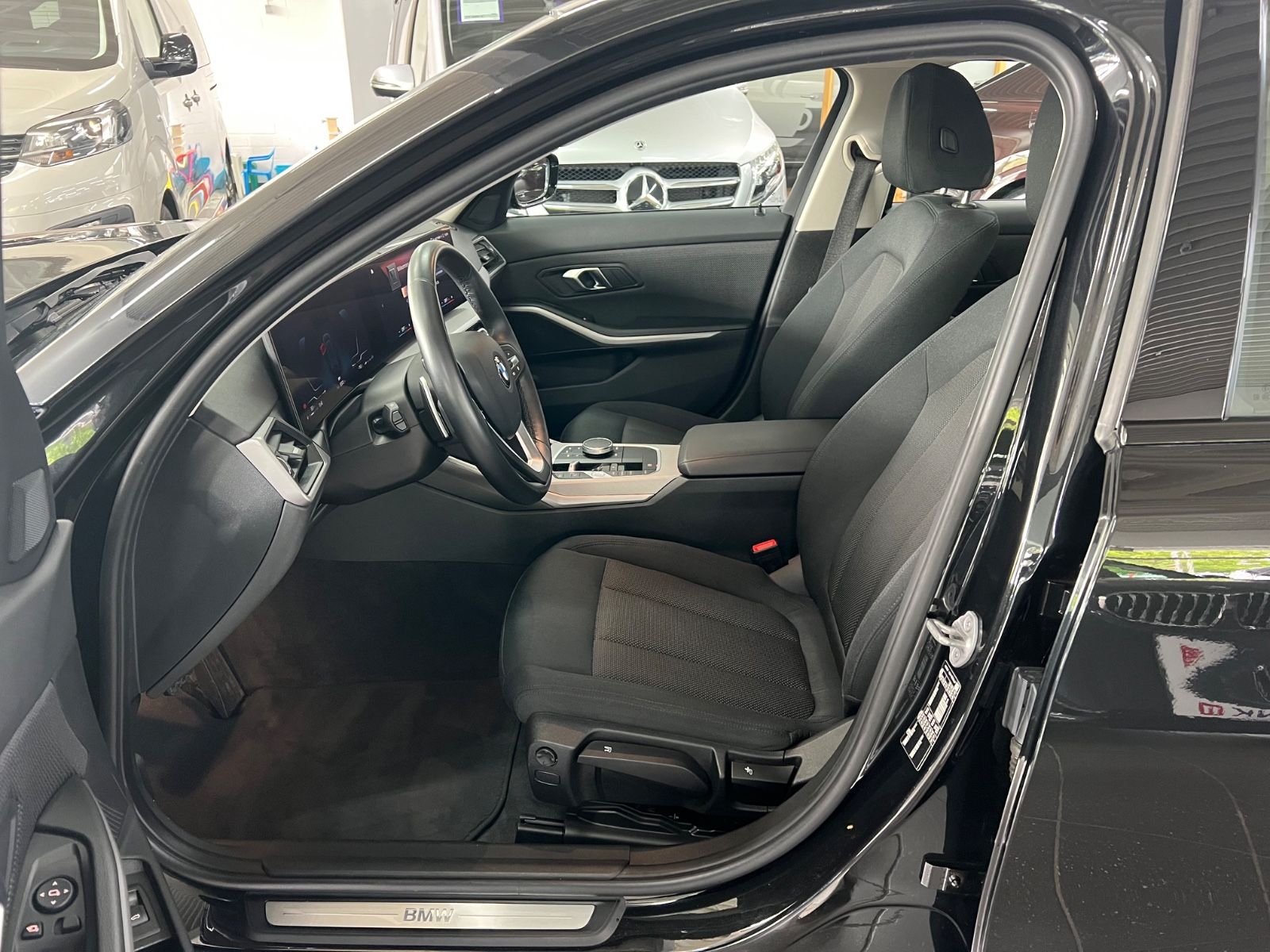 BMW 318d Touring Facelift+Keyless+Hifi+KurvenDISPLAY foto 20