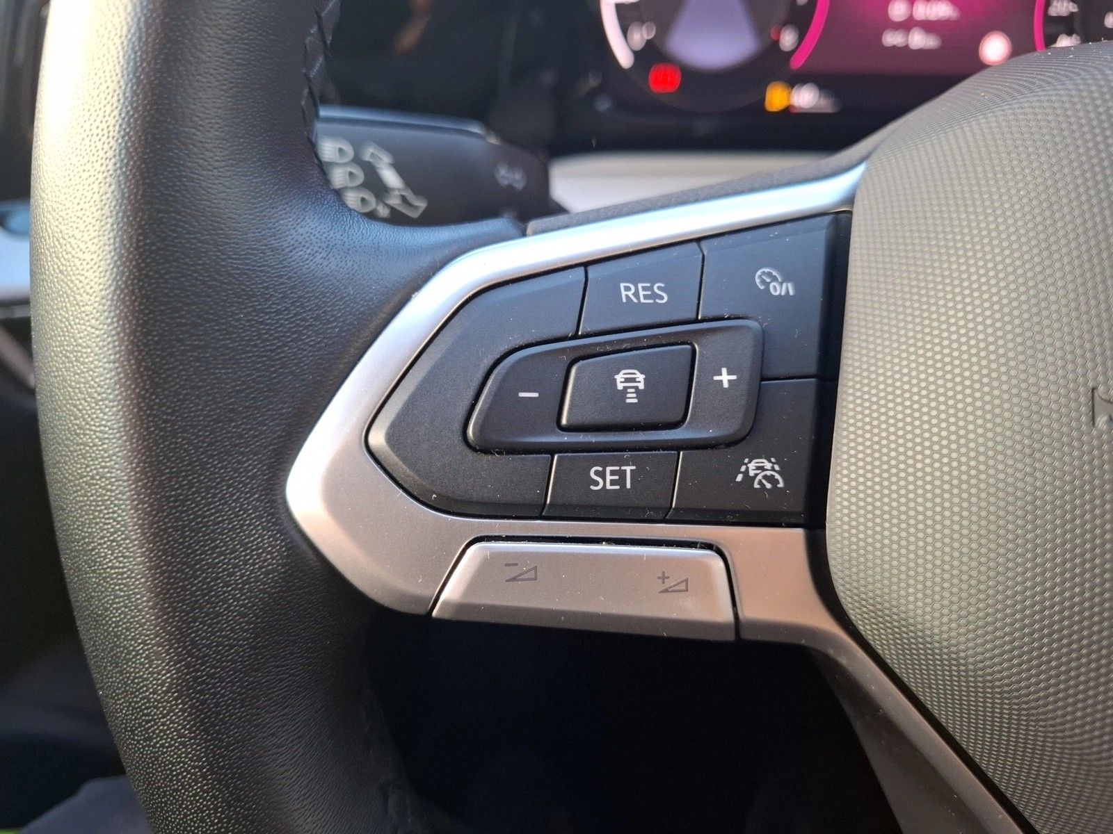 Fahrzeugabbildung Volkswagen Golf VIII Variant TSI Life LED Navi AID ACC PDC