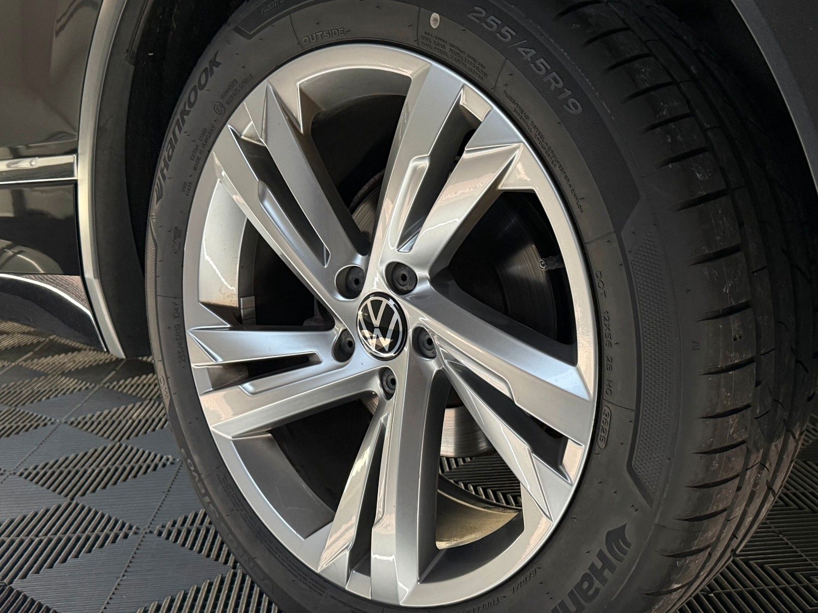 Fahrzeugabbildung Volkswagen Tiguan 2.0 TDI R-LINE/IQ-LED/KAMERA/ACC/AMBI+