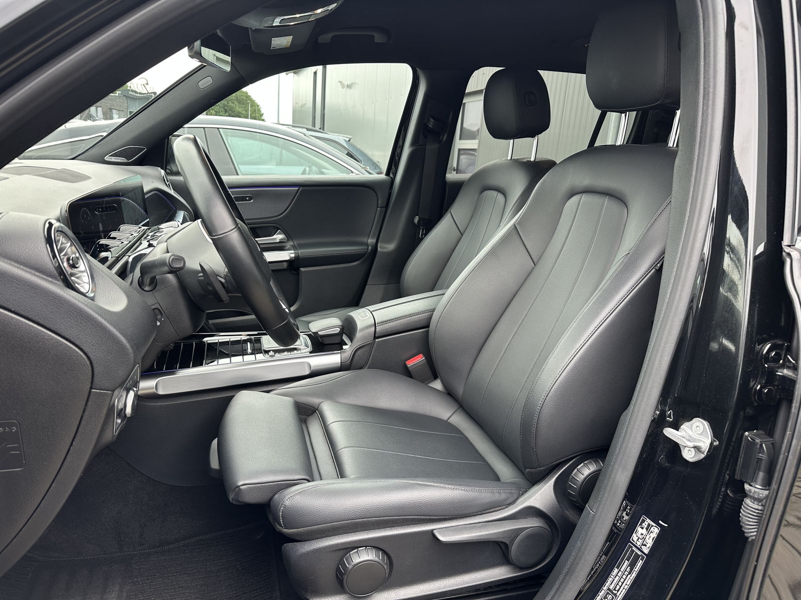 Fahrzeugabbildung Mercedes-Benz GLB 200d Progr. NAV+LED+AHK+WIDE+BURMESTER+360°