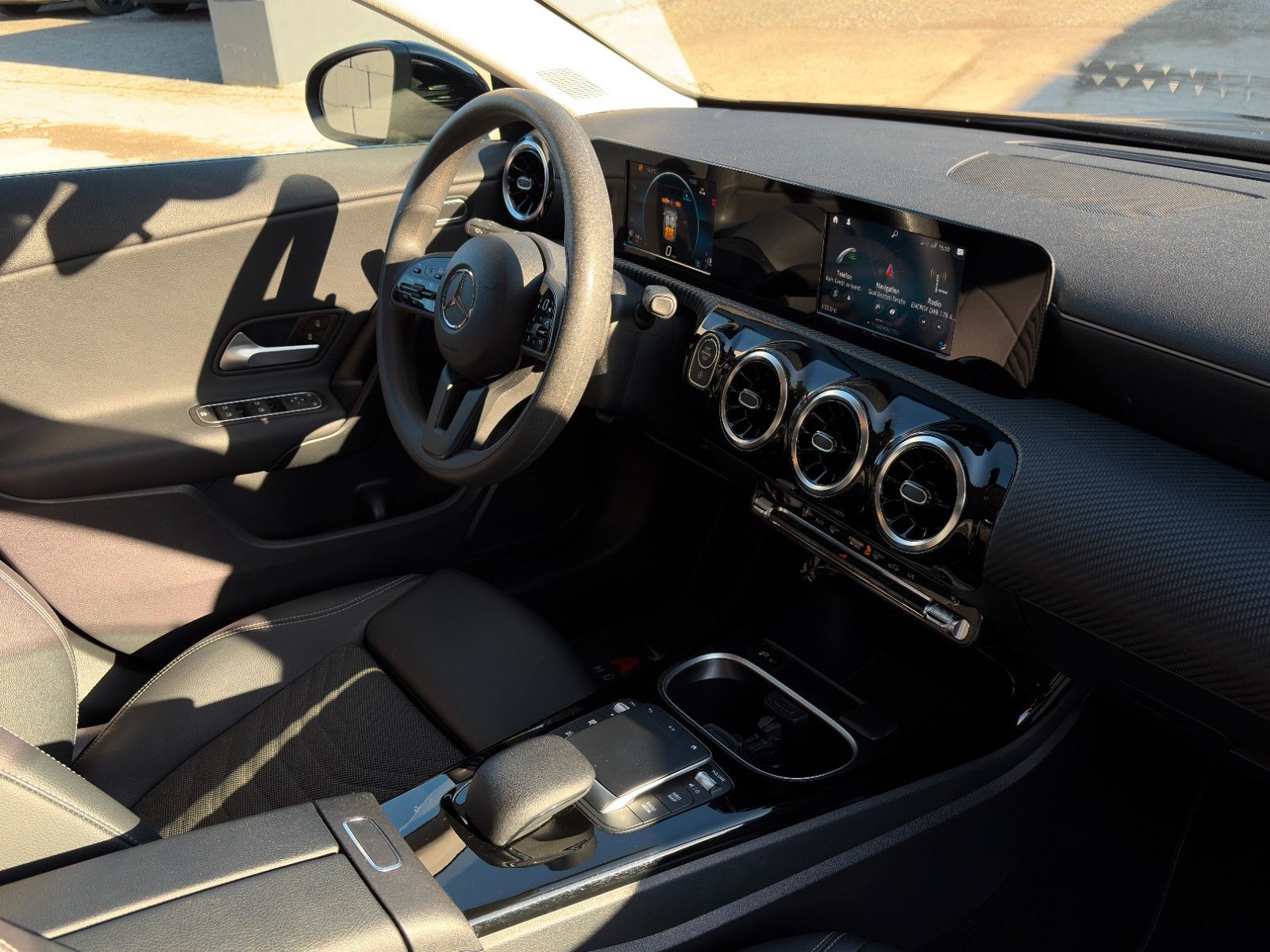 Fahrzeugabbildung Mercedes-Benz CLA 180 SB SHZ LKA MBUX CarPlay TEMP KLIMA Navi