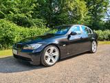 BMW E90 325i Limousine 2.Hand Leder Navi - BMW 325 in Essen