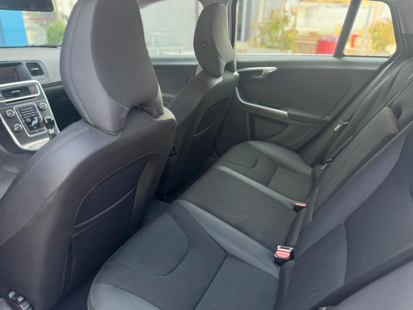 Volvo V60 2011 — photo 14