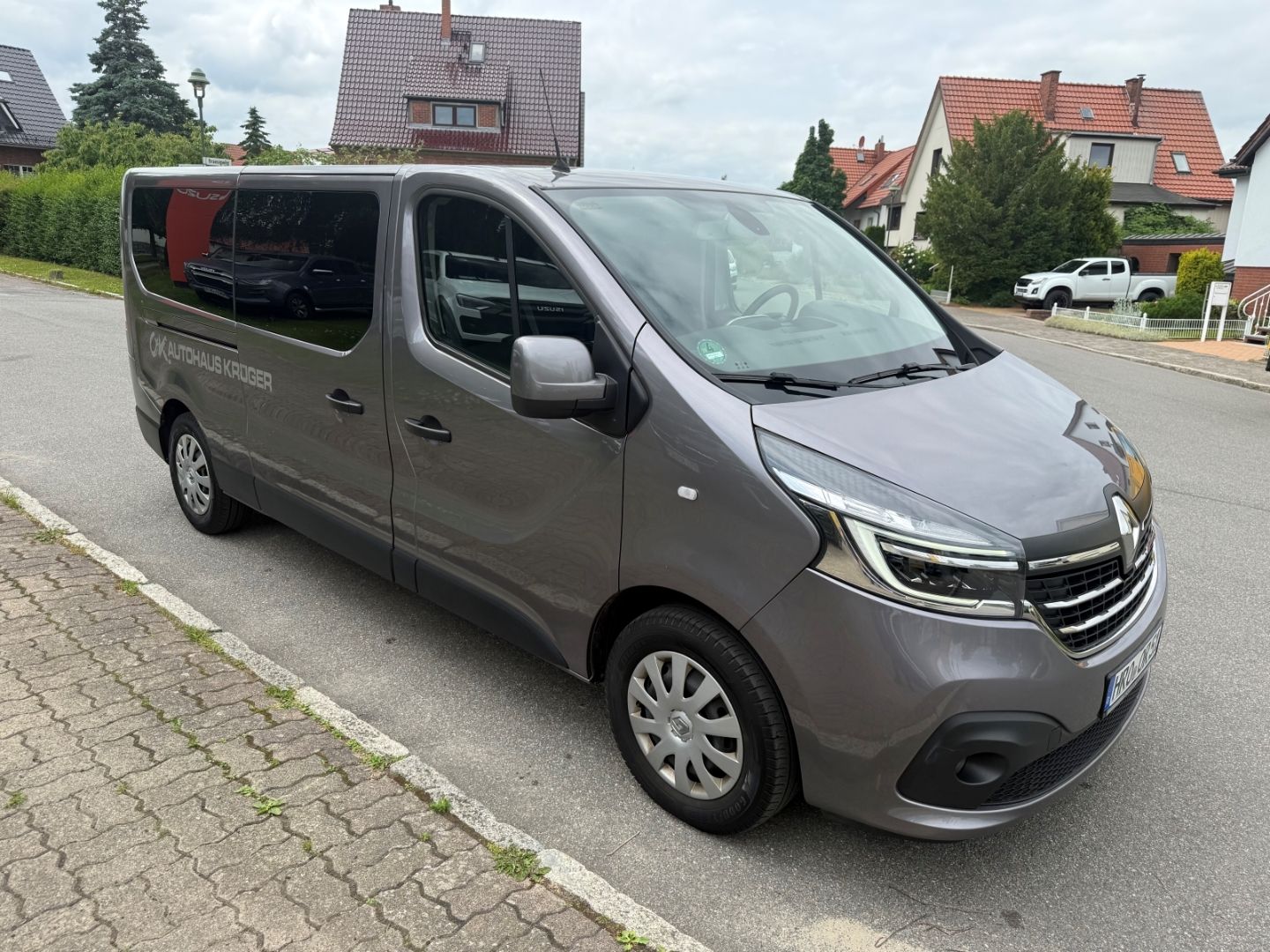Fahrzeugabbildung Renault Trafic Life L2H1 - 9 Sitze + Rückfahrkamera
