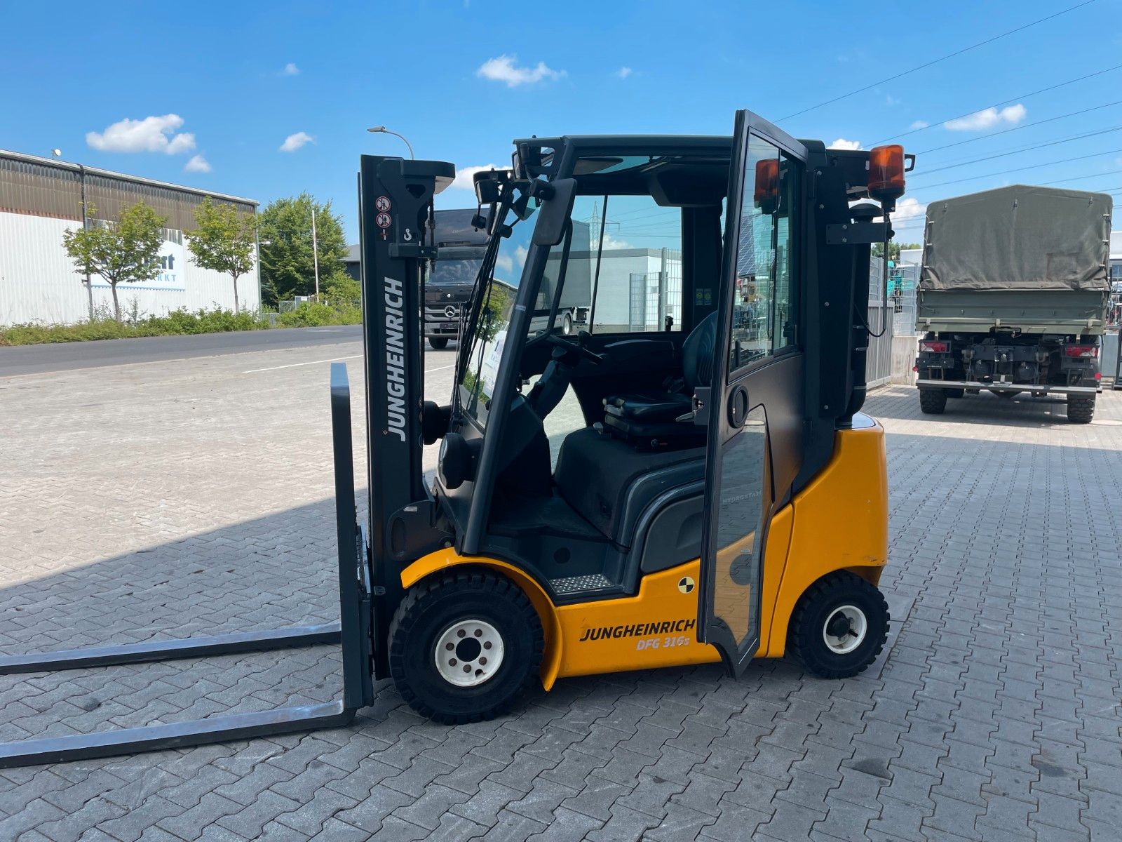 Fahrzeugabbildung Jungheinrich DFG 316s / Triplex: 4.4m / 2.008h / Klima / SS