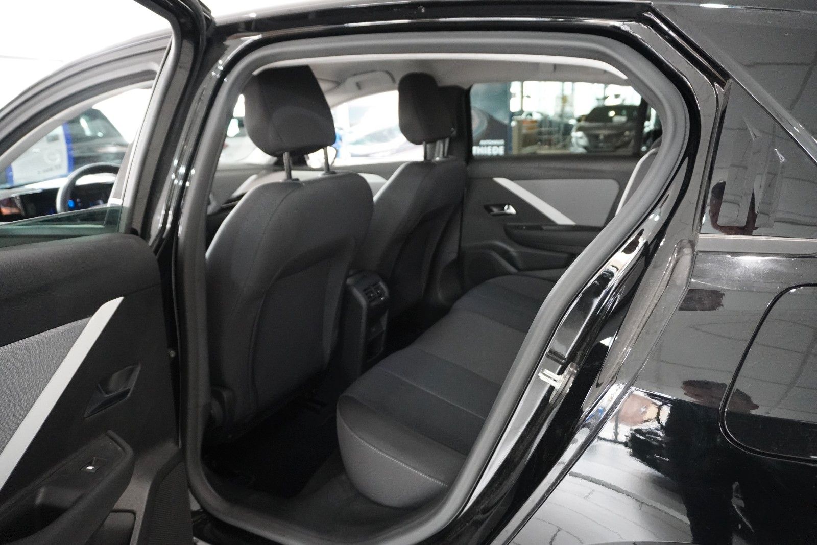 Fahrzeugabbildung Opel Astra L Lim. 1.6 HYBRID EDITION NAVI/KAMERA/AHK